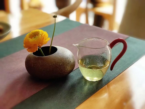 锡壶泡茶，茶香与健康同行